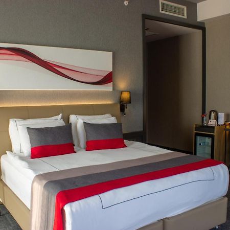 Hotel Ramada By Wyndham Tire Exterior foto