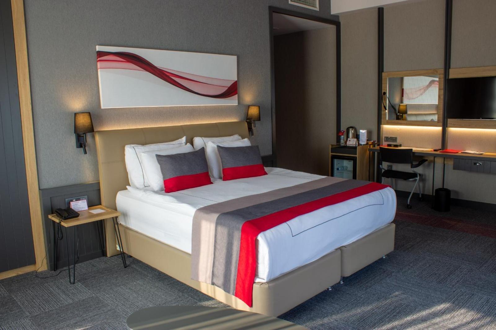 Hotel Ramada By Wyndham Tire Exterior foto