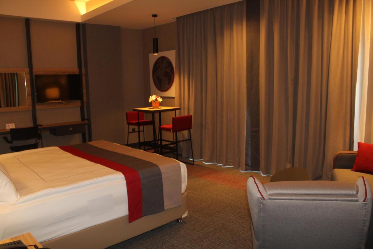 Hotel Ramada By Wyndham Tire Exterior foto